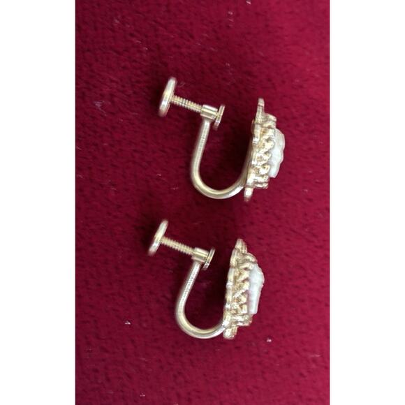 Carnelian Shell Cameo Stone Earrings 14kt Yellow Gold Screwbacks For Non-Pierced - Picture 5 of 6